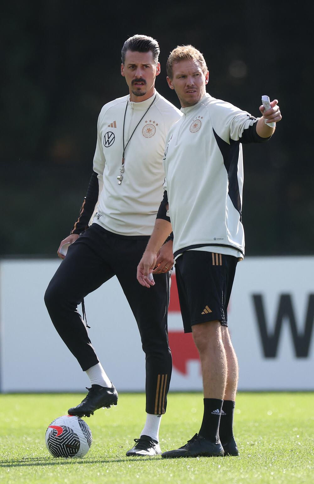 Sandro Wagner und Julian Wagner beobachten das Training ihrer Nationalspieler