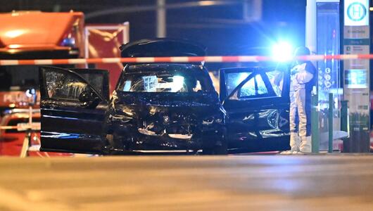 Auto fährt in Menschenmenge