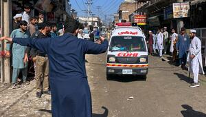 Schuldach in Pakistan stürzt ein