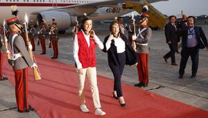 Königin Letizia (l.) und die stellvertretende Außenministerin María Luisa Ramírez am Flughafen ...