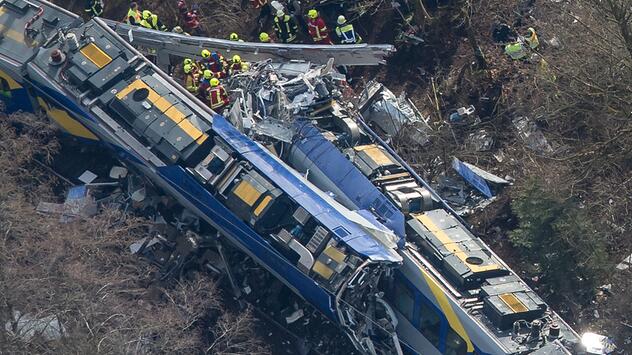 Rettungskräfte stehen an der Unfallstelle des Zugunglücks in der Nähe von Bad Aibling