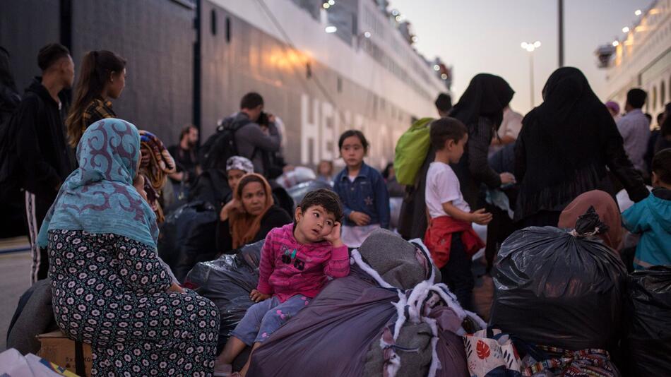 Flüchtlinge und Migranten im Hafen von Piräus an