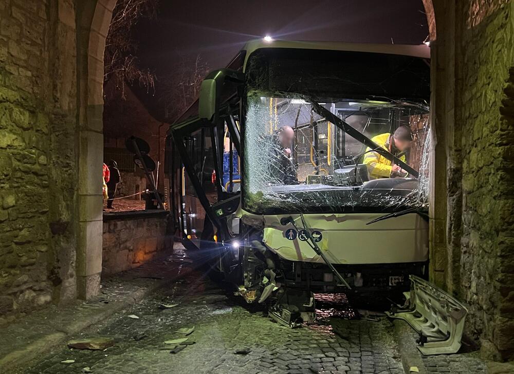 Linienbus prallt gegen Torbogen - mehrere Verletzte