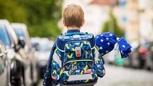Erstklässler mit Schulranzen am Tag der Einschulung