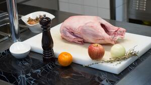 Eine rohe Weihnachtsgans liegt zur Zubereitung bereit