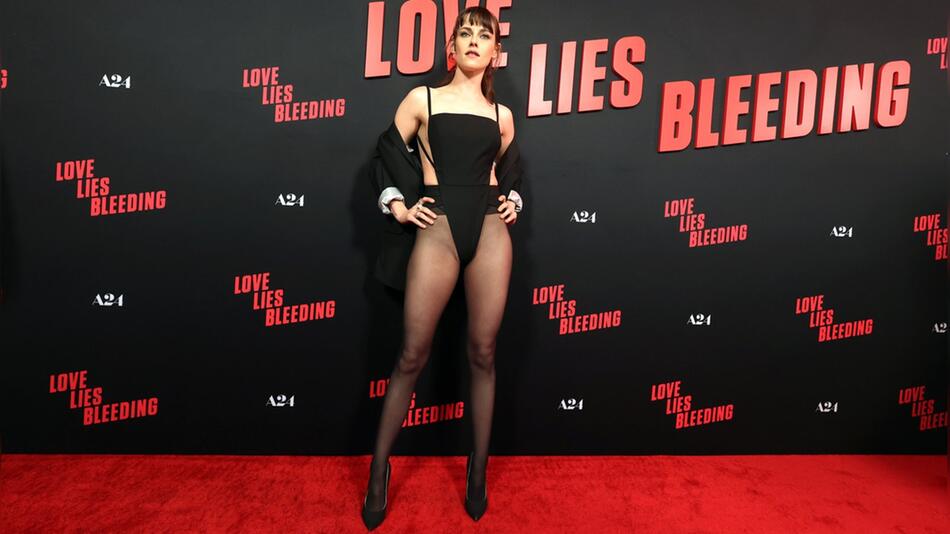 Die "Love Lies Bleeding"-Premiere in Los Angeles: Kleid oder Hose waren bei Kristen Stewart ...