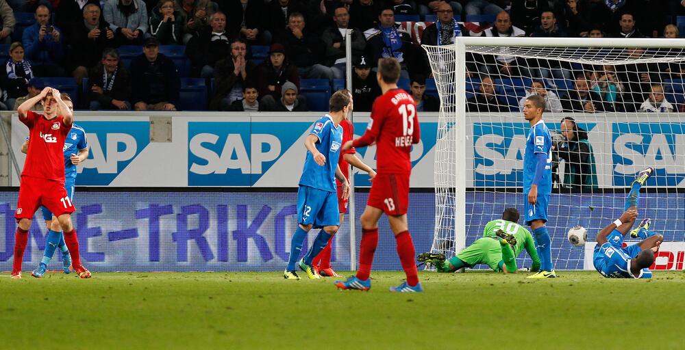 Leverkusens Stefan Kießling ärgert sich über die vermeintlich vergebene Torchance gegen Hoffenheim