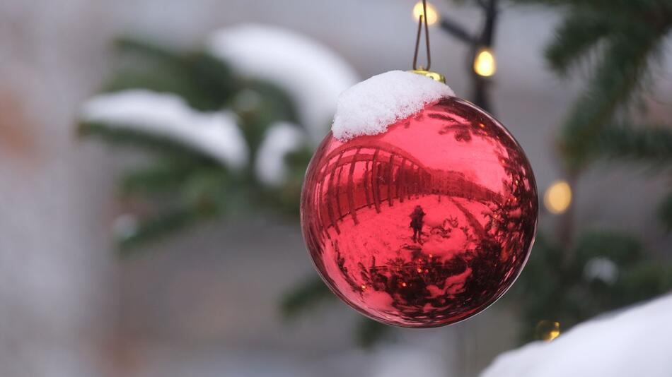 Schneebedeckter Weihnachtsbaum