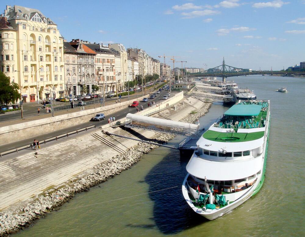 Schiffe auf der Donau in Budapest