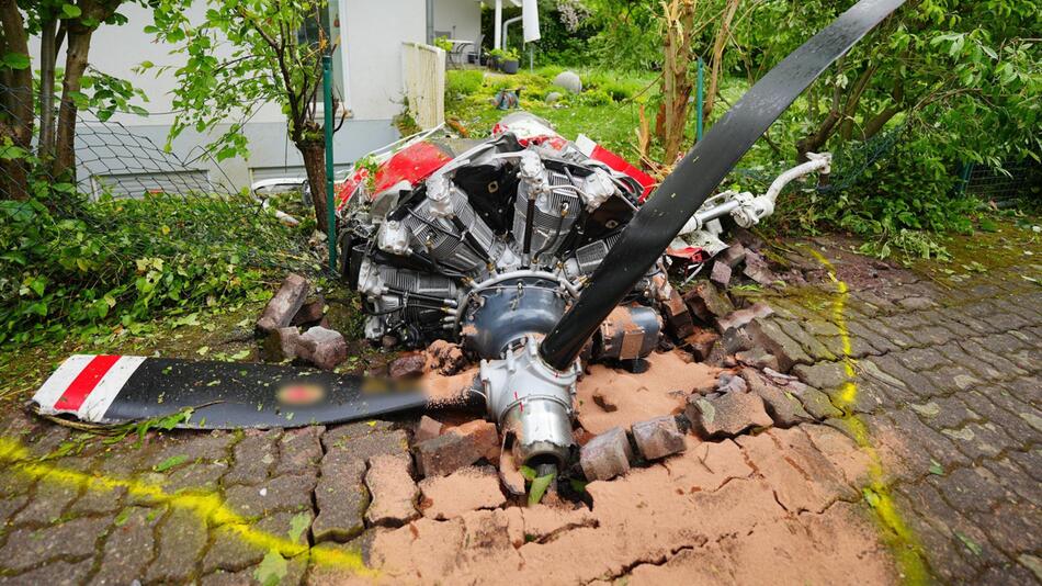 Kleinflugzeug explodiert und stürzt ab – zwei Tote