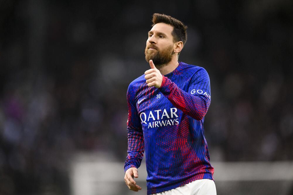 Lionel Messi wärmt sich in Angers am 21. April 2023 für das Ligaspiel in der Ligue 1 auf