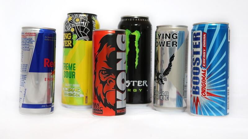 Energy-Drinks verschiedner Anbieter und Marken