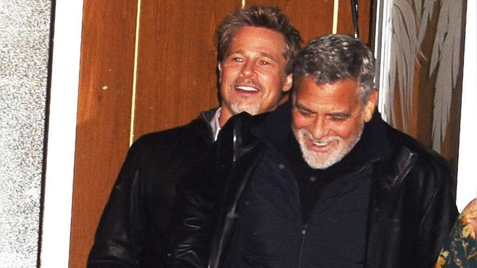 Sie kommen nach Venedig: Brad Pitt (l.) und George Clooney bei den Dreharbeiten zu "Wolfs".