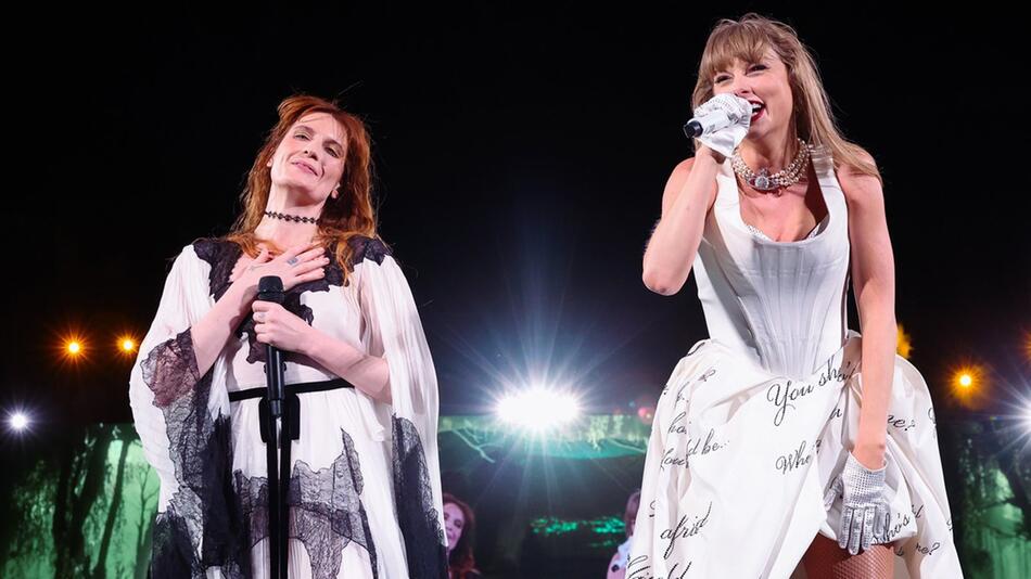 Bei ihrer letzten "The Eras"-Show im Londoner Wembley-Stadion erhielt Taylor Swift auf der Bühne ...