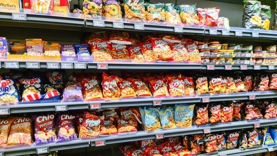 Chipsregal im Supermarkt