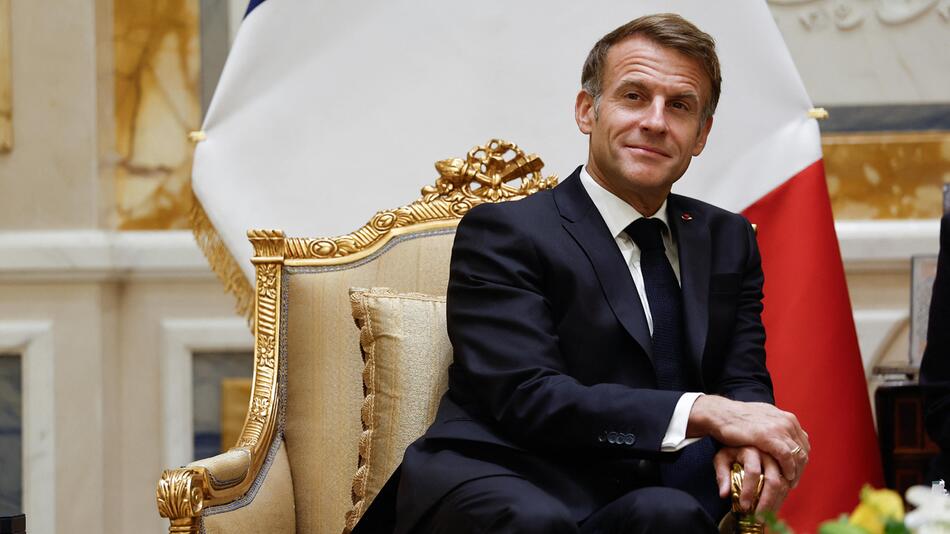 Während Frankreichs Städte brennen, reist Macron nach Kuwait