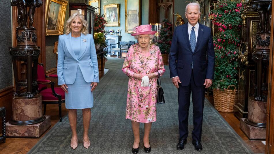 Die Queen mit US-Präsident Joe Biden und seiner Frau Jill