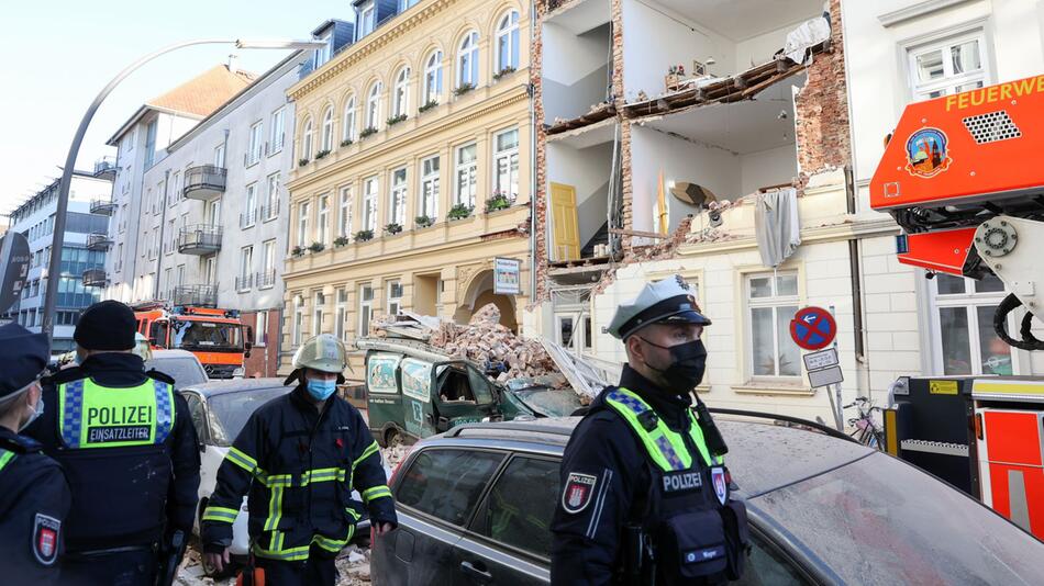 Fassade von Hamburger Wohnhaus stürzt ein