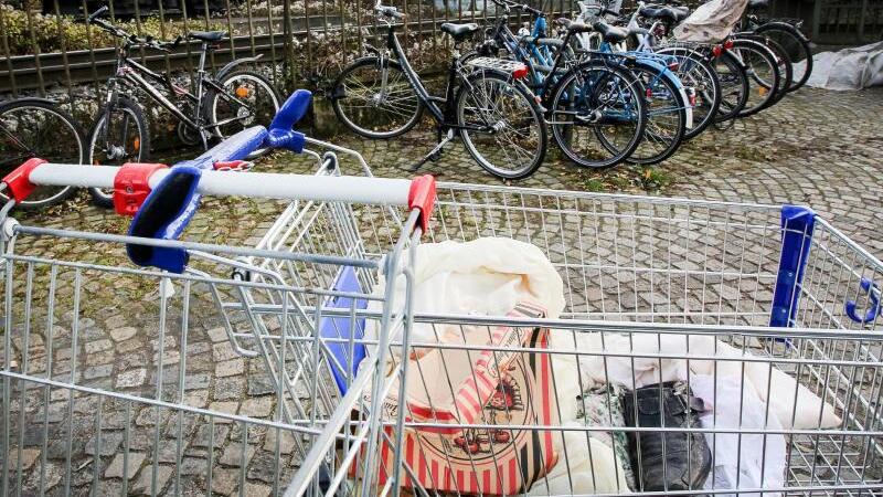 Einkaufswagen auf Bahnhof