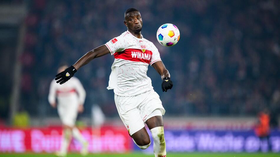 VfB Stuttgarts Torjäger Serhou Guirassy stürmt mit dem Ball gegen den FC Augsburg