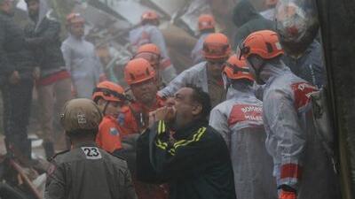 Rettungskräfte und schreiender Angehöriger von Opfer