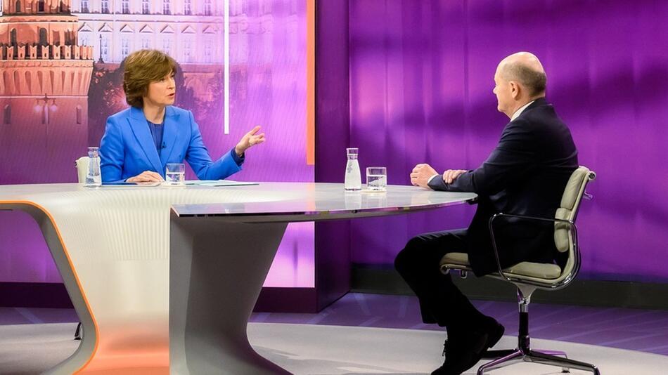 Maybrit Illner und Olaf Scholz in einer "maybrit illner"-Ausgabe vom Februar 2023.