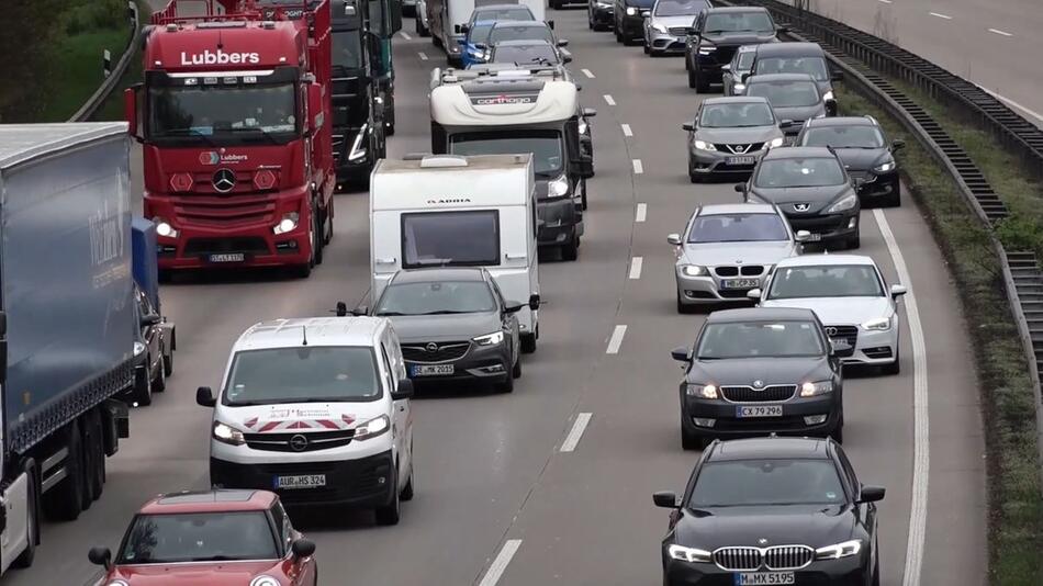 Osterverkehr startet: Staus und volle Autobahnen