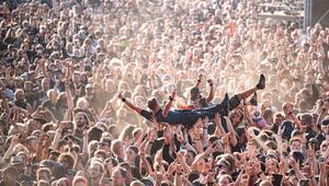Ein Mann beim Crowdsurfen auf einem Festival