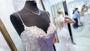Messebesucherin probiert ein Hochzeitskleid an
