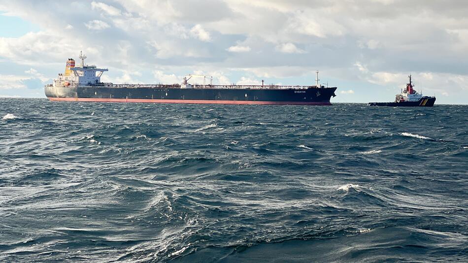 manövrierunfähiger Öltanker "Eventin"