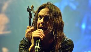 Ozzy Osbourne zieht sich aufgrund seiner gesundheitlichen Bühne nach mehr als 50 Jahren von der ...