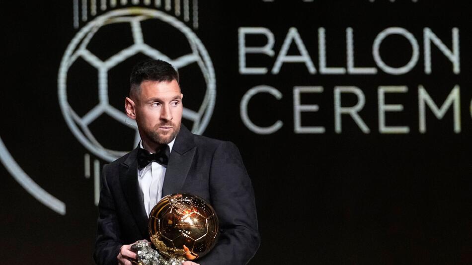 Lionel Messi hält die Ballon d'Or während der Verleihung des 67. Ballon d'Or im Theatre du Chatelet.