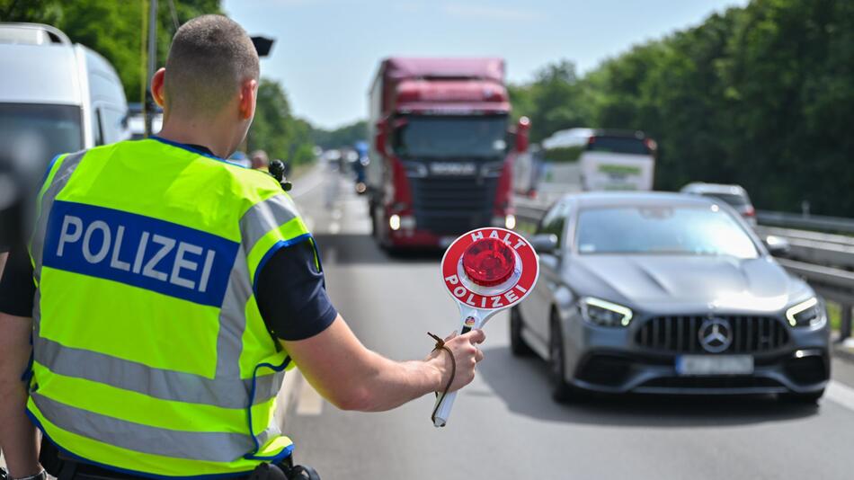 Symbolbild - Grenzkontrolle auf der A12