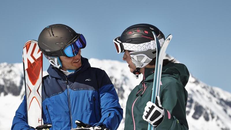 Wintersportler mit Skiausrüstung