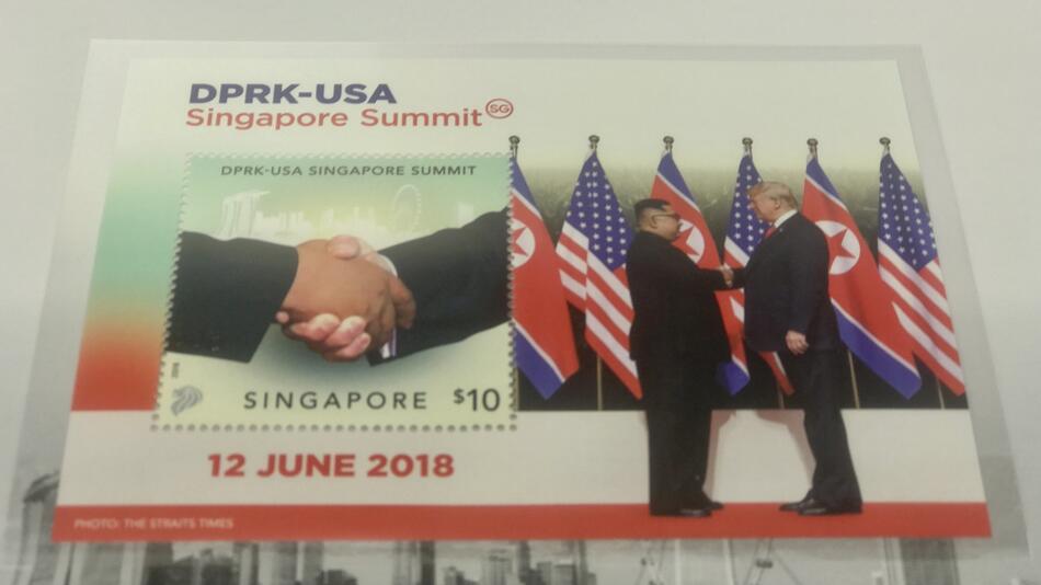 Briefmarke mit Handschlag von Trump und Kim