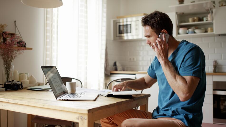 Mann Laptop Homeoffice Zuhause
