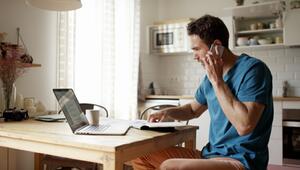 Mann Laptop Homeoffice Zuhause