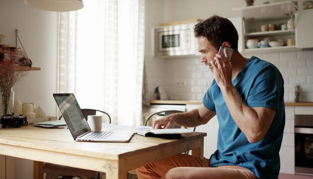 Mann Laptop Homeoffice Zuhause