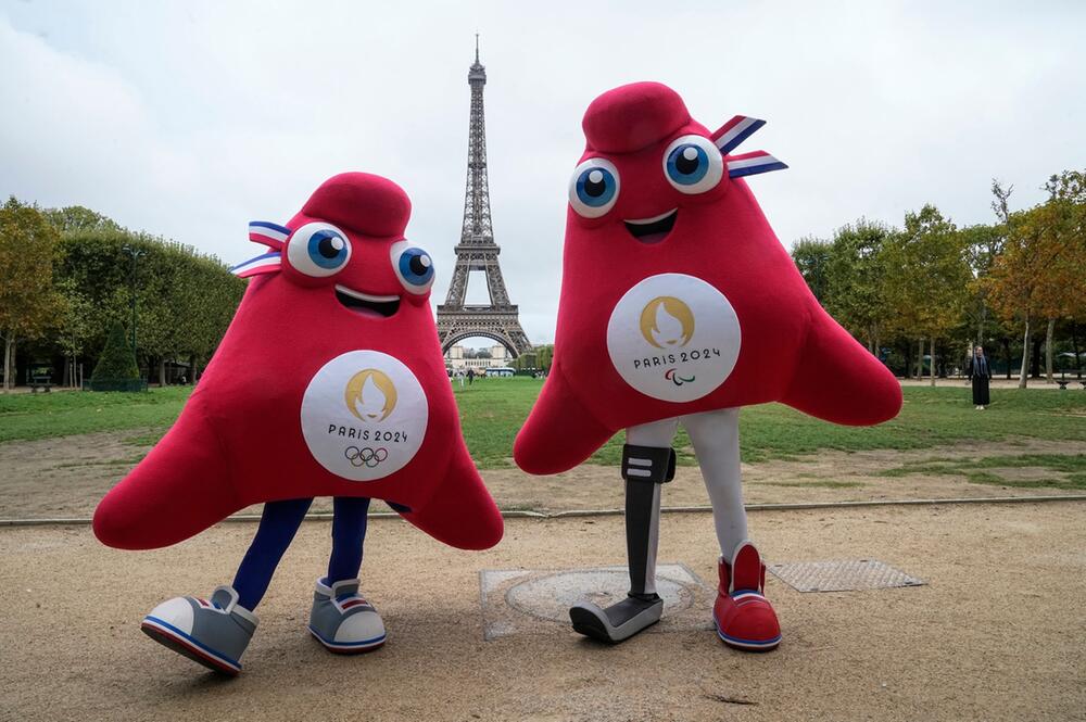 Die Maskottchen der Olympischen und Paralympischen Spiele in Paris 2024 posieren auf dem Marsfeld