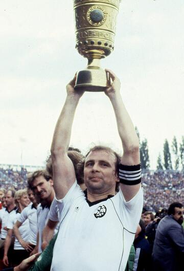 Frankfurts Kapitän Bernd Hölzenbeim mit dem DFB-Pokal 1981