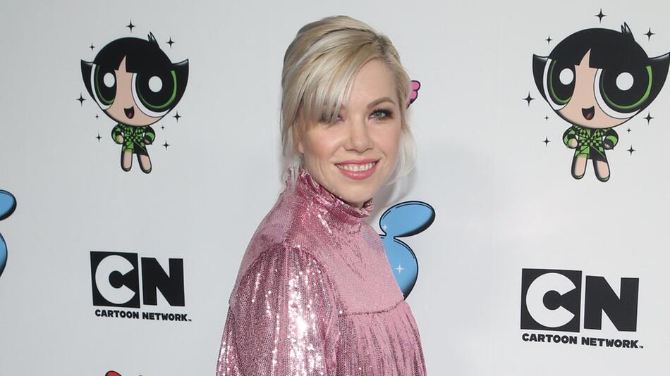 Carly Rae Jepsen hat Bilder ihres Verlobungsringes veröffentlicht.