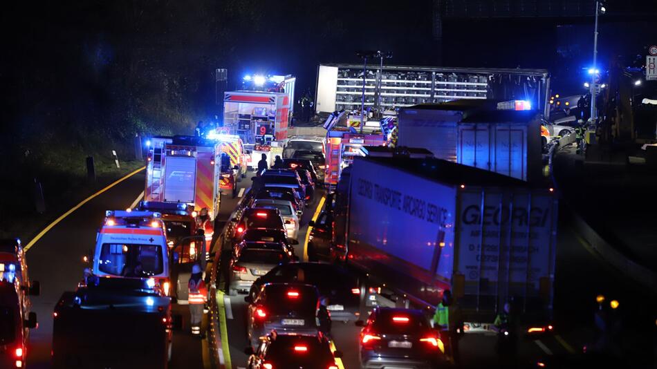 Lkw-Fahrer verursacht Chaosfahrt mit mehreren Unfällen