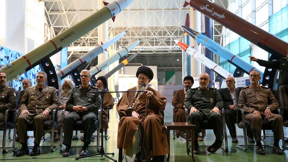 Irans Religionsführer besucht Drohnen- und Raketenausstellung