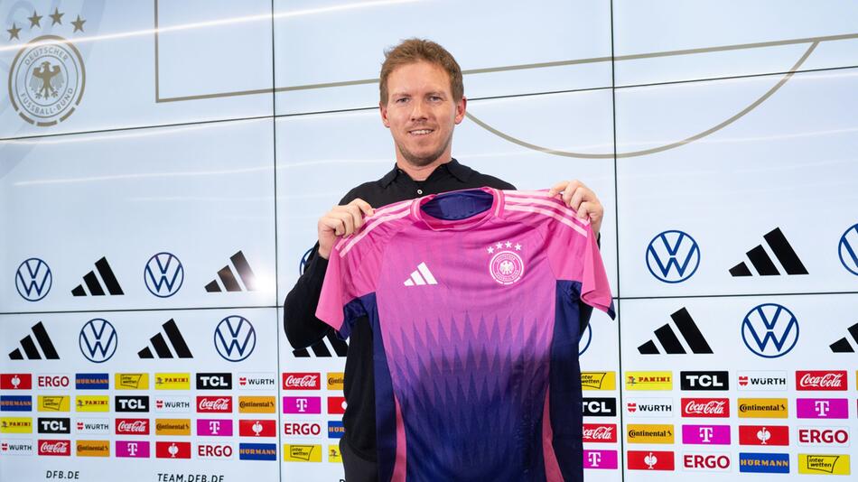 Bundestrainer Julian Nagelsmann mit dem EM-Trikot