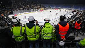 Bauarbeiter in der Santa-Giulia-Arena