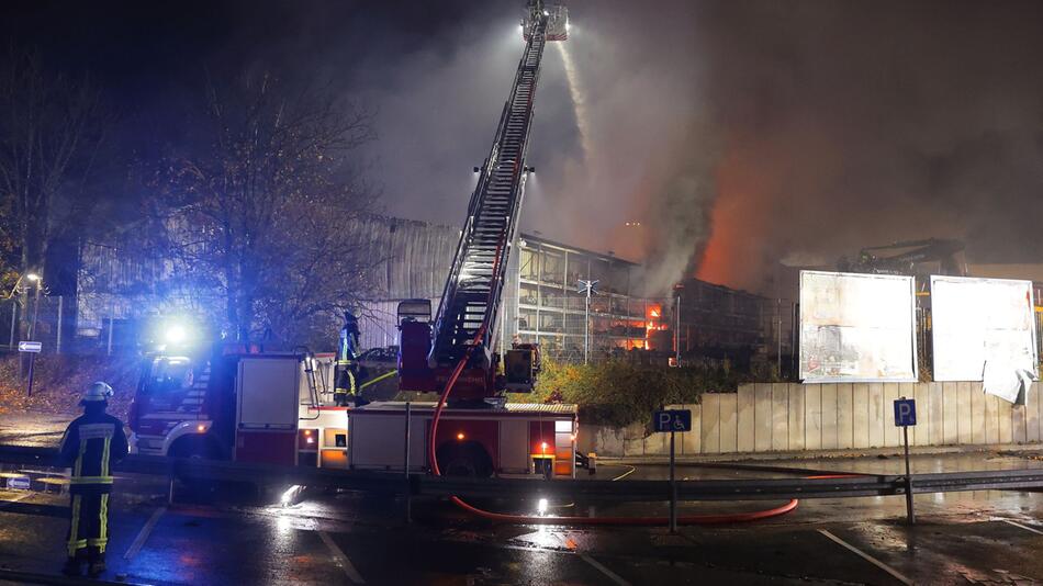 Großbrand in Bochumer Lagerhalle - A 40 gesperrt