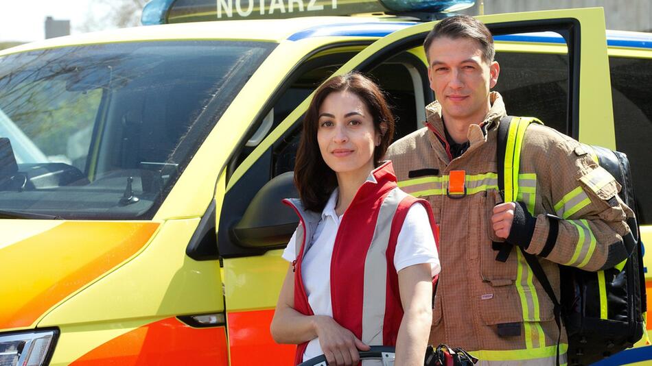 "Die Notärztin": Zwischen Notärztin Dr. Nina Haddad (Sabrina Amali) und Feuerwehrmann Markus ...