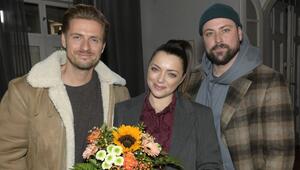 Ihre Kollegen Jörn Schlönvoigt (l.) und Felix von Jascheroff verabschieden Anne Menden in ihre ...