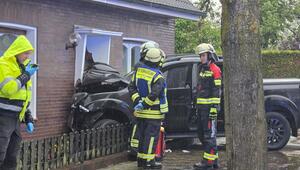 Angetrunkene Frau kracht mit Auto in Haus