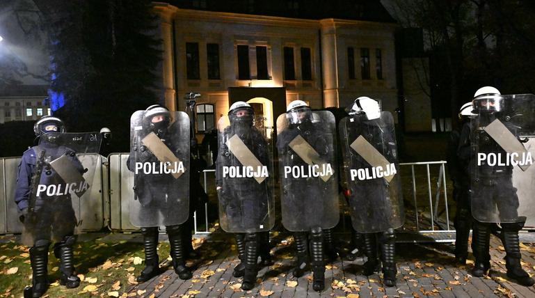 Polizei vor dem Gebäude des Verfassungsgerichts in Warschau